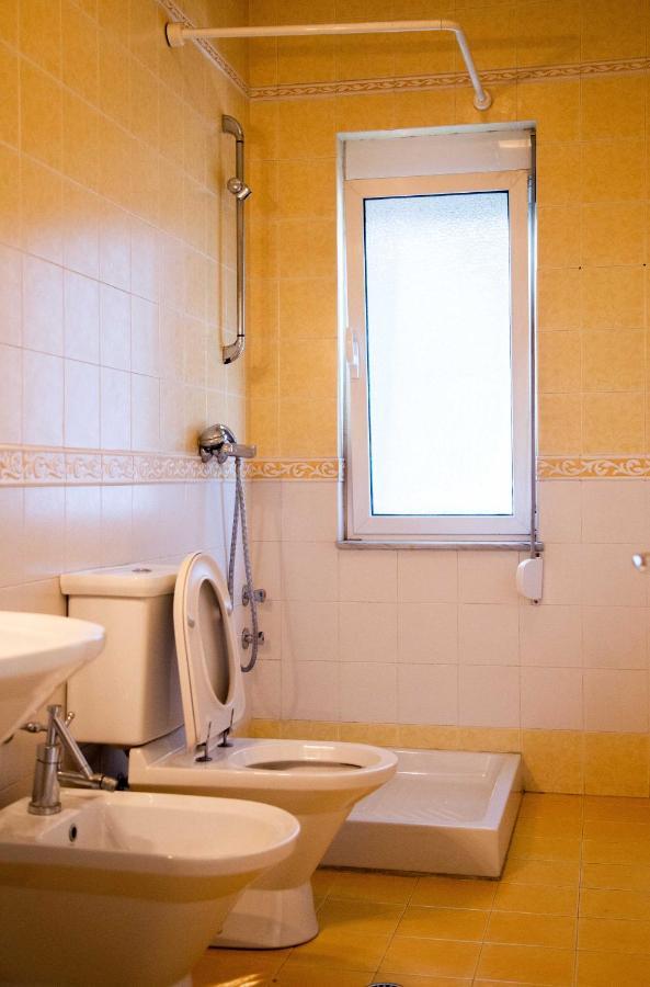 Blue Door Hostel Tiranë Ngoại thất bức ảnh