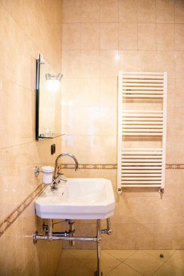 Blue Door Hostel Tiranë Ngoại thất bức ảnh