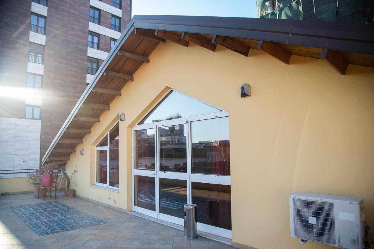 Blue Door Hostel Tiranë Ngoại thất bức ảnh