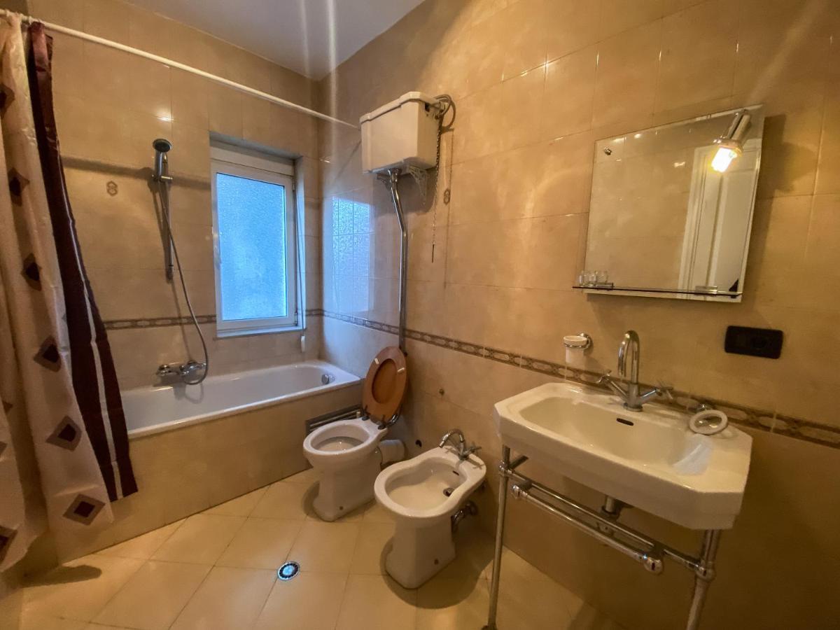 Blue Door Hostel Tiranë Ngoại thất bức ảnh