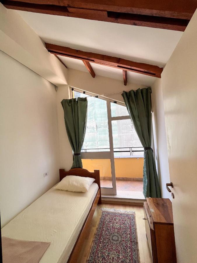 Blue Door Hostel Tiranë Ngoại thất bức ảnh