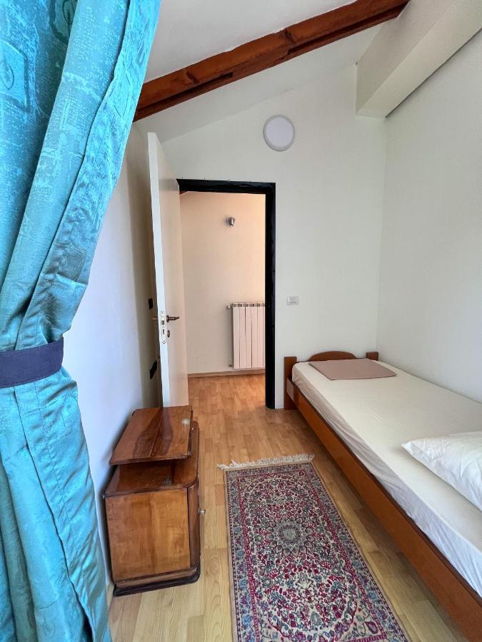 Blue Door Hostel Tiranë Ngoại thất bức ảnh