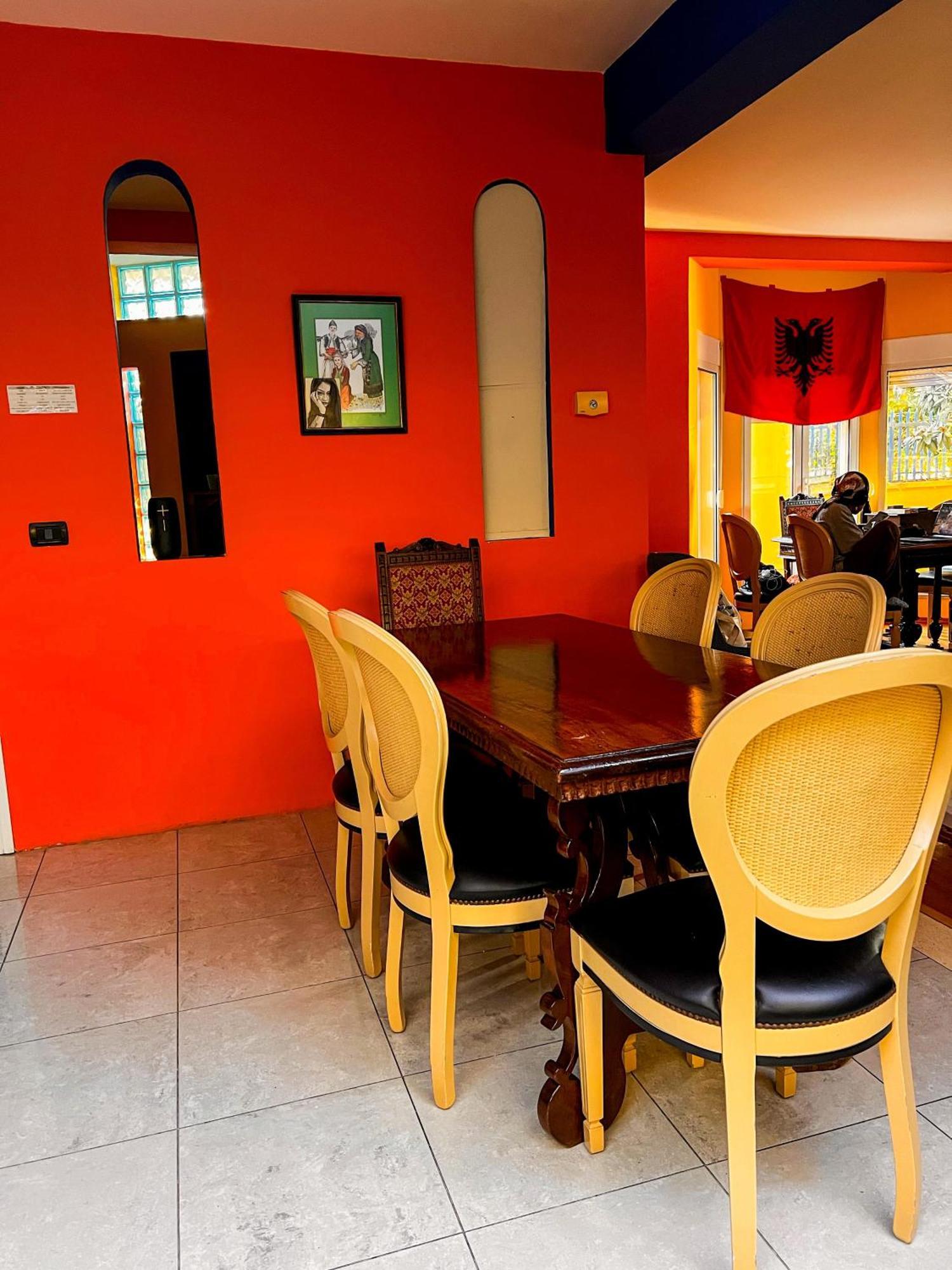 Blue Door Hostel Tiranë Ngoại thất bức ảnh