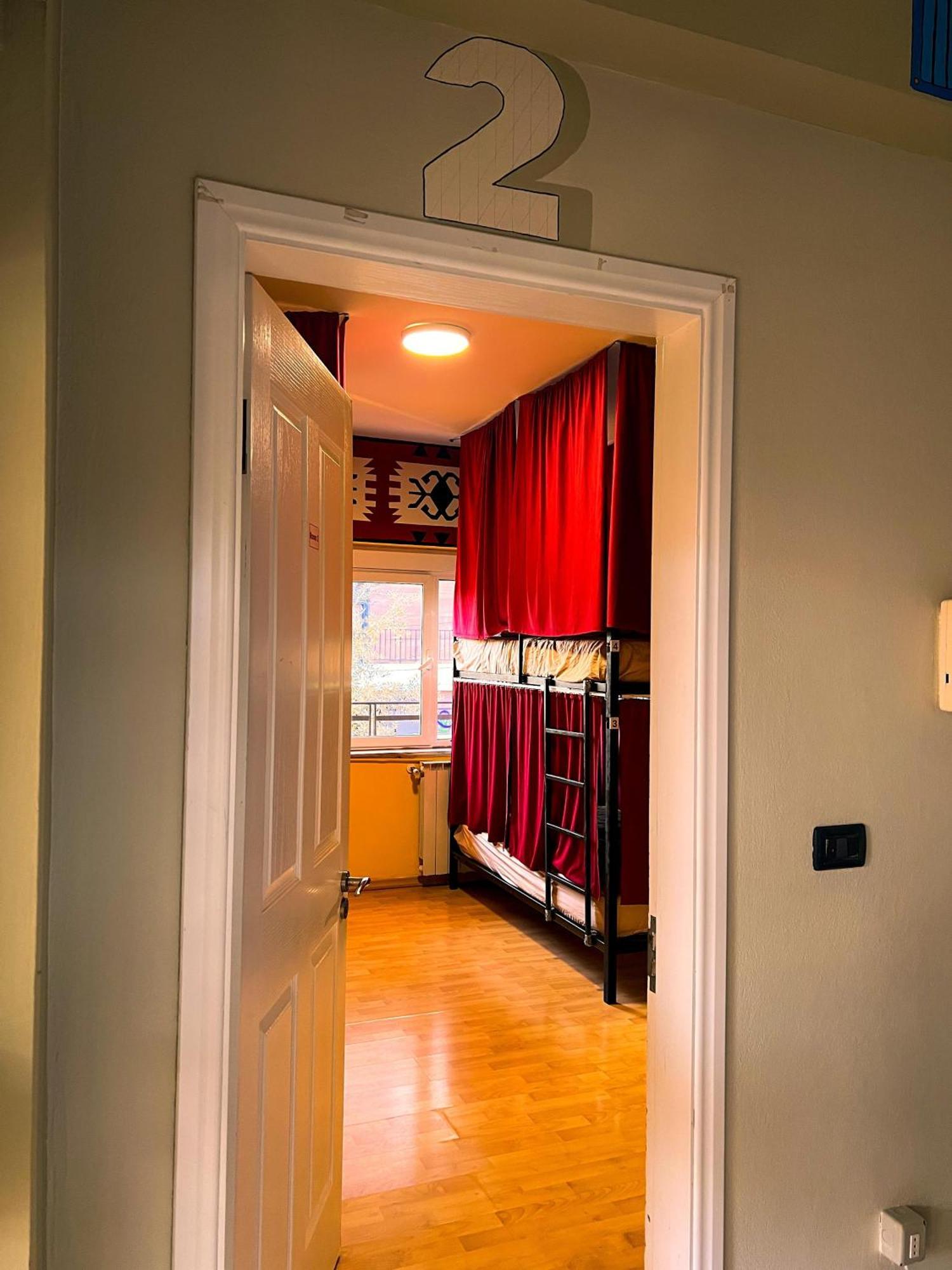Blue Door Hostel Tiranë Ngoại thất bức ảnh