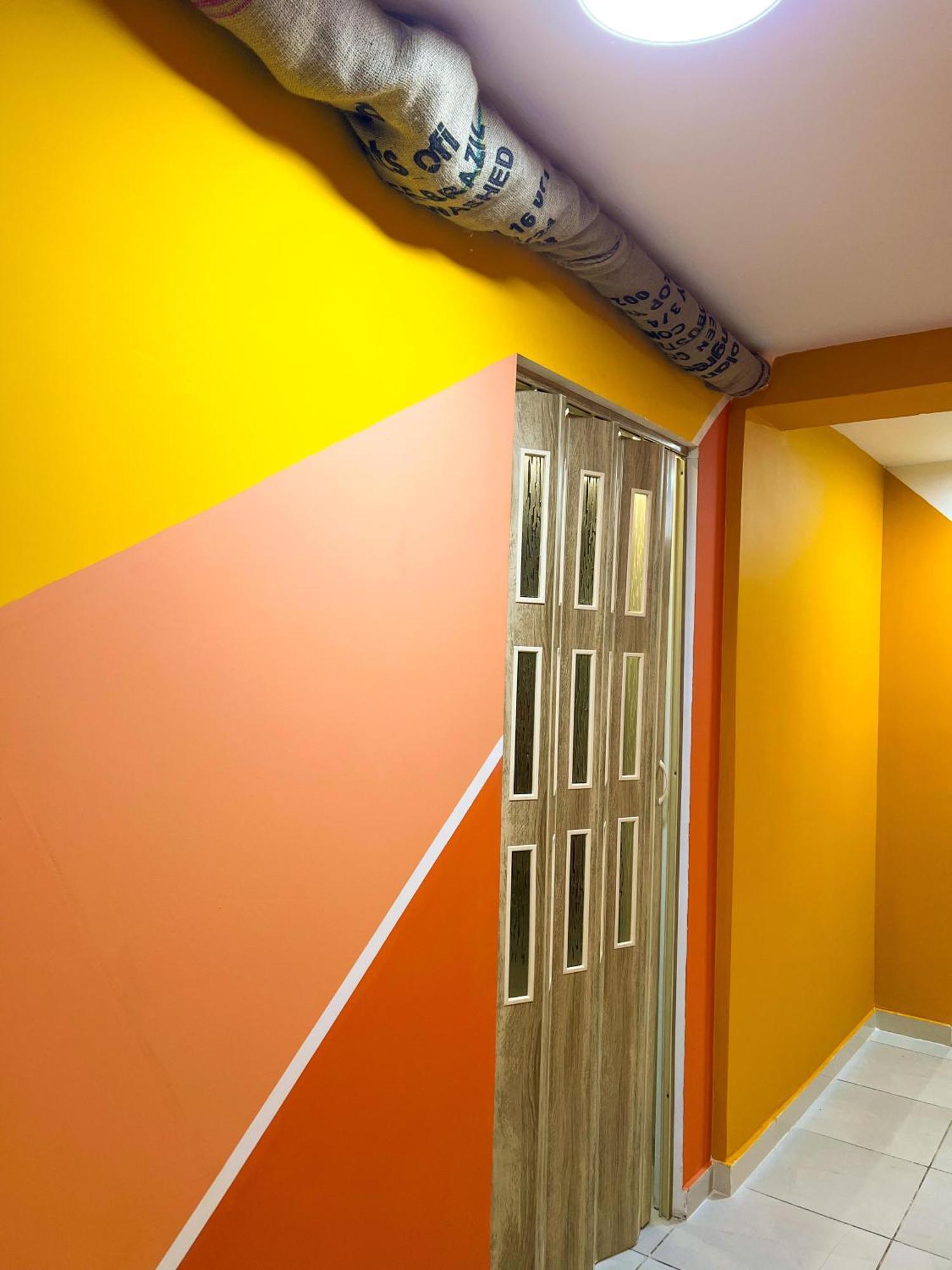 Blue Door Hostel Tiranë Ngoại thất bức ảnh
