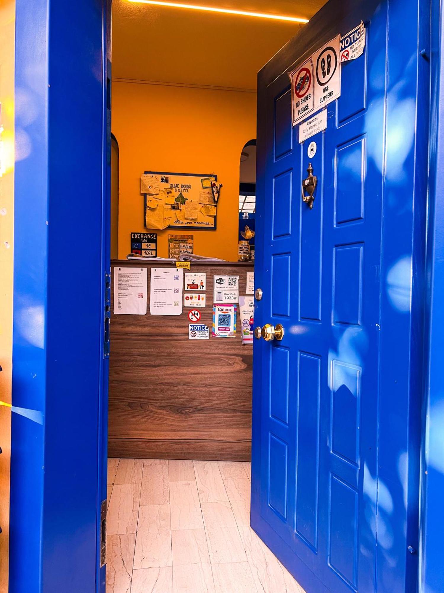 Blue Door Hostel Tiranë Ngoại thất bức ảnh