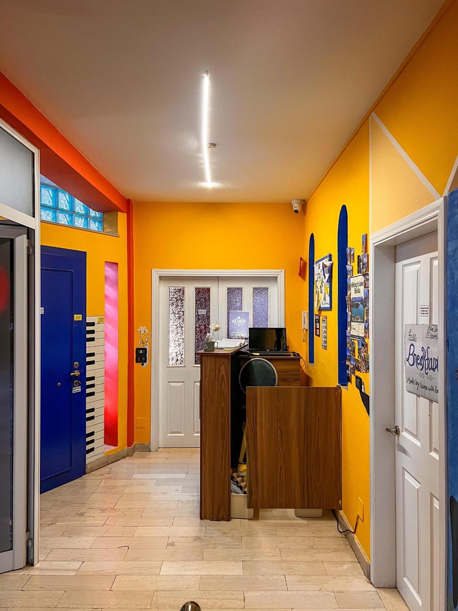 Blue Door Hostel Tiranë Ngoại thất bức ảnh