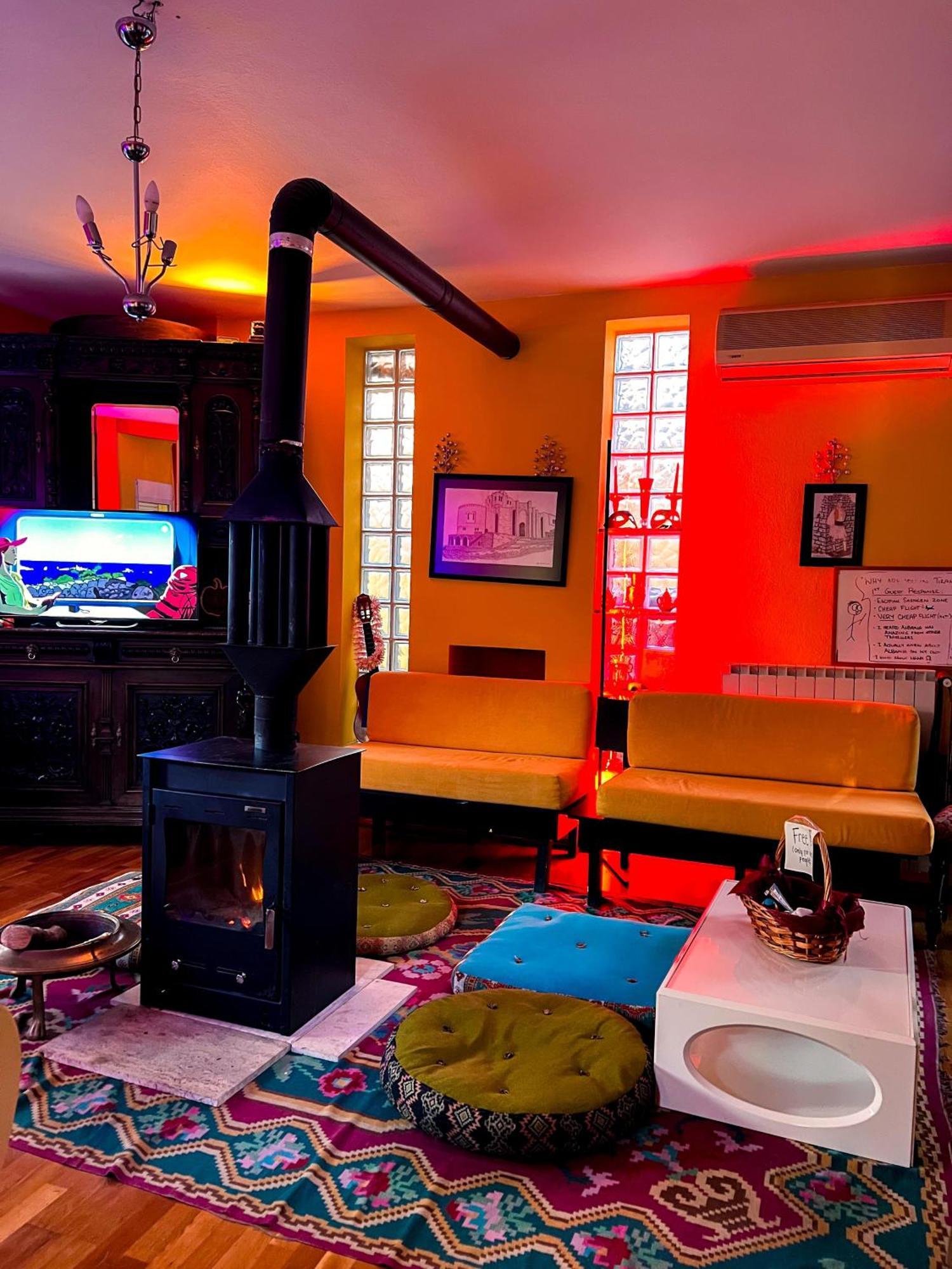 Blue Door Hostel Tiranë Ngoại thất bức ảnh