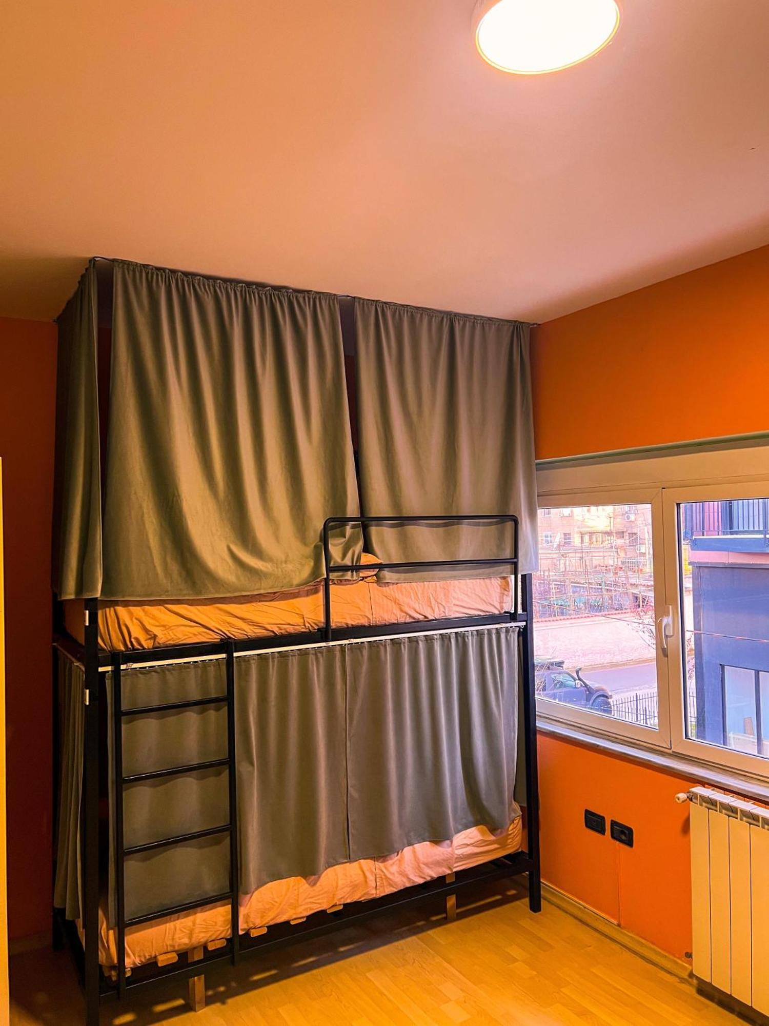 Blue Door Hostel Tiranë Ngoại thất bức ảnh